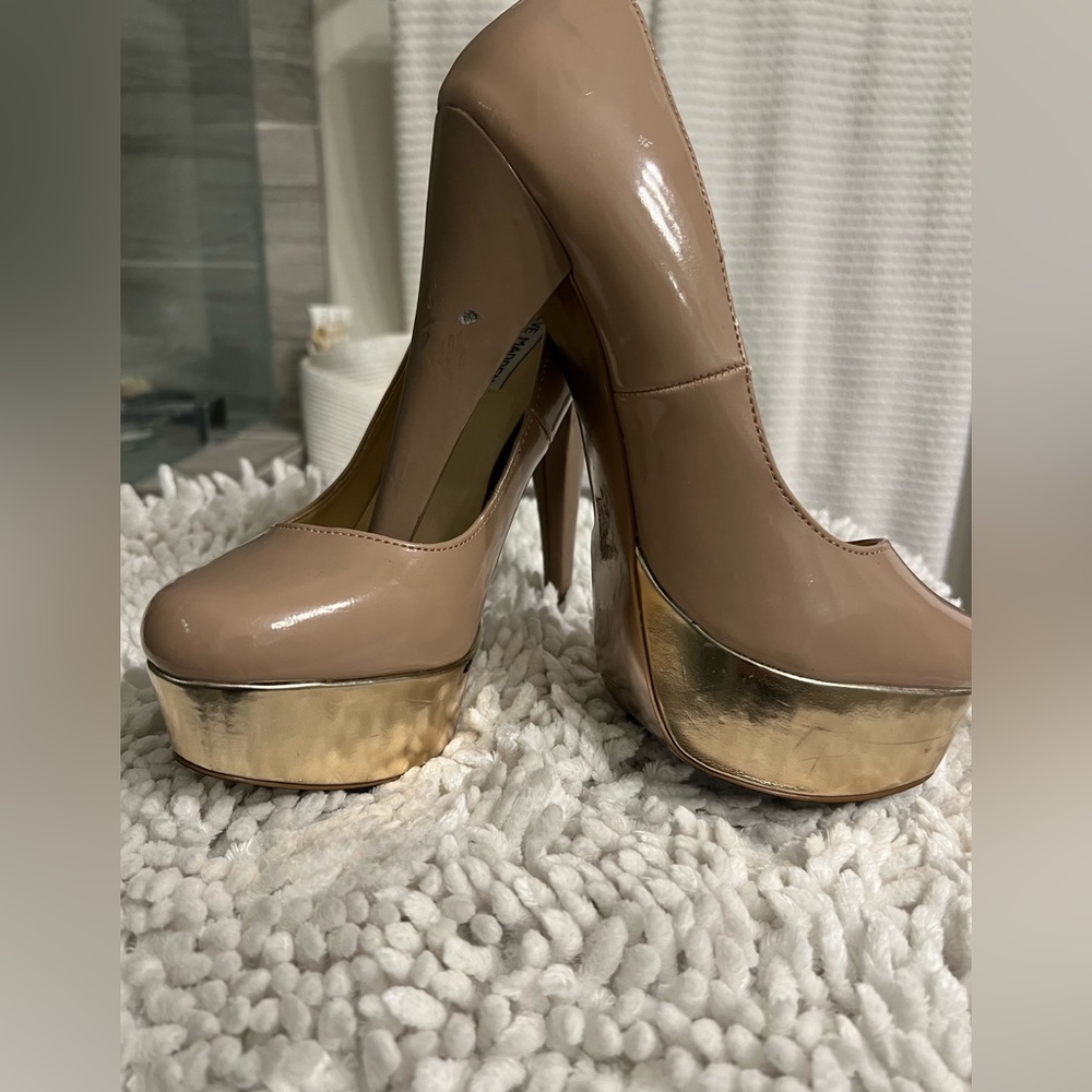 Steve Madden beige & Gold platforms, size 8